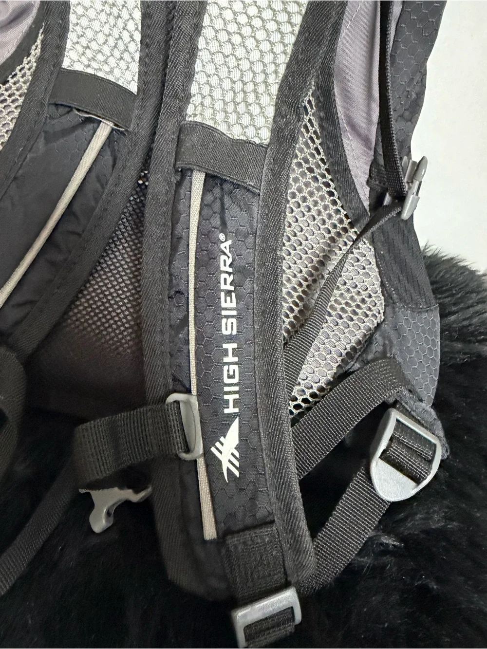 High Sierra Black 18 Vimba and Gray Men's Backpack Water- Lightweight Daypack